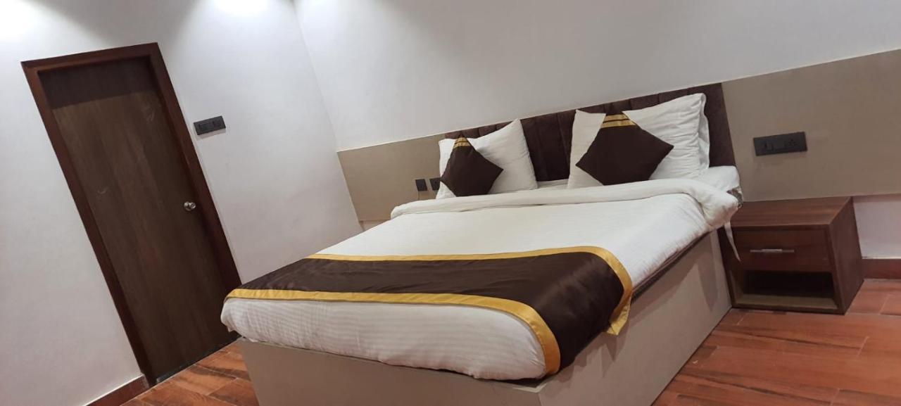 Hotel Citrus Lakhnaú Exteriér fotografie